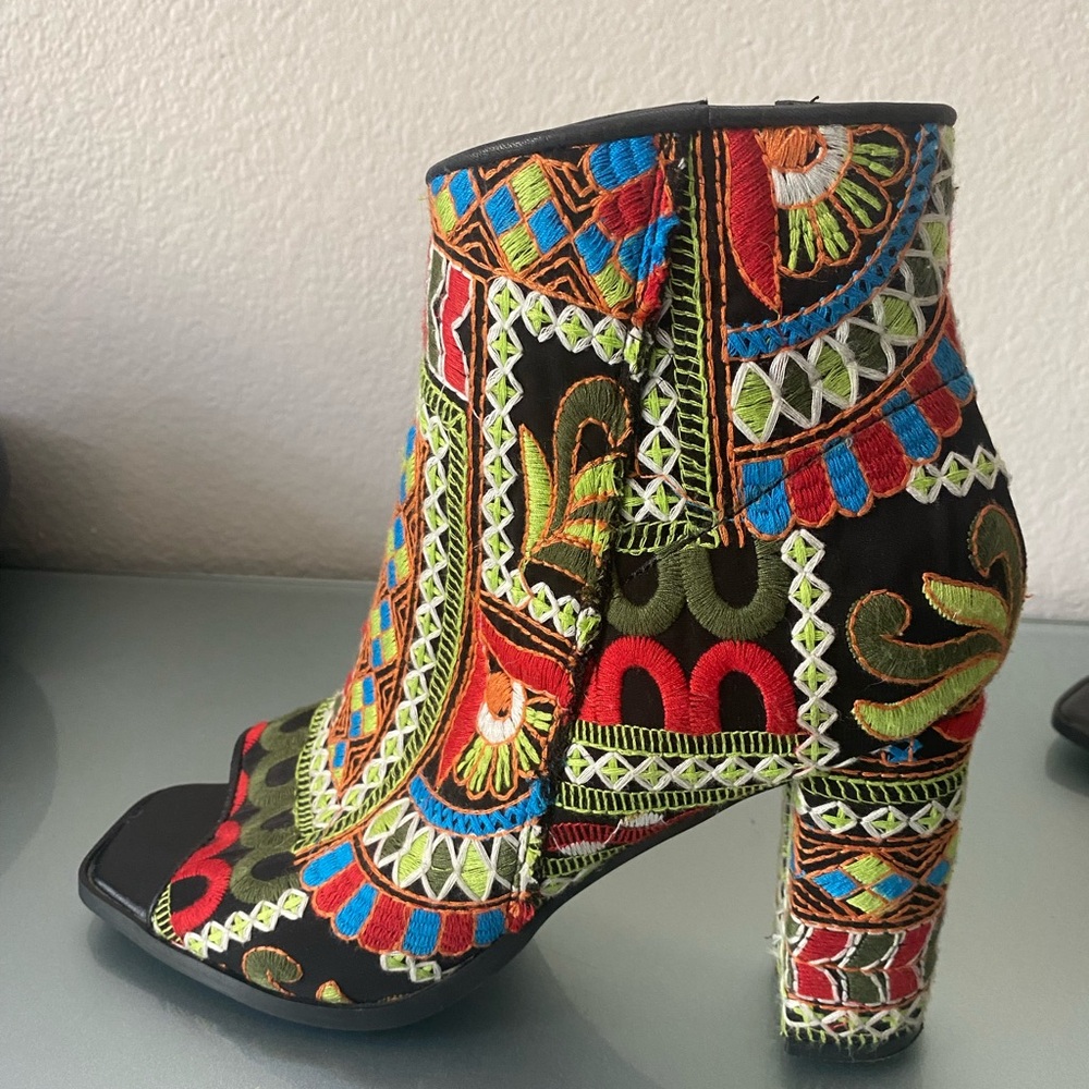 Vera Gomma - Geroge L Love Embroidered Ankle Boots Open Toe Size 41.